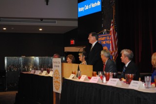 Nashville School of Law Dean and retired Supreme Court Justice William Koch, Jr., introduces Chief Justice Lee to the Rotary Club of Nashville.